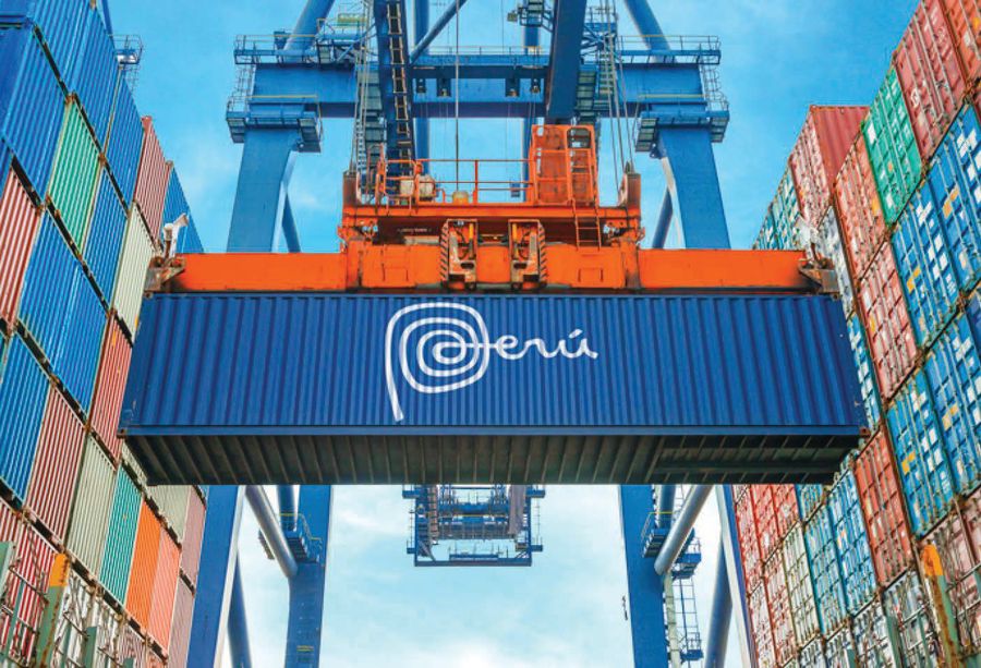 Grúa de puerto levantando un contenedor con el logo de la marca Perú